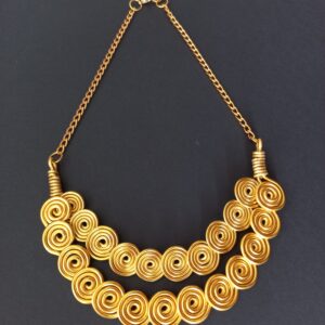 Colar espirais realizado em fio de alumínio dourado